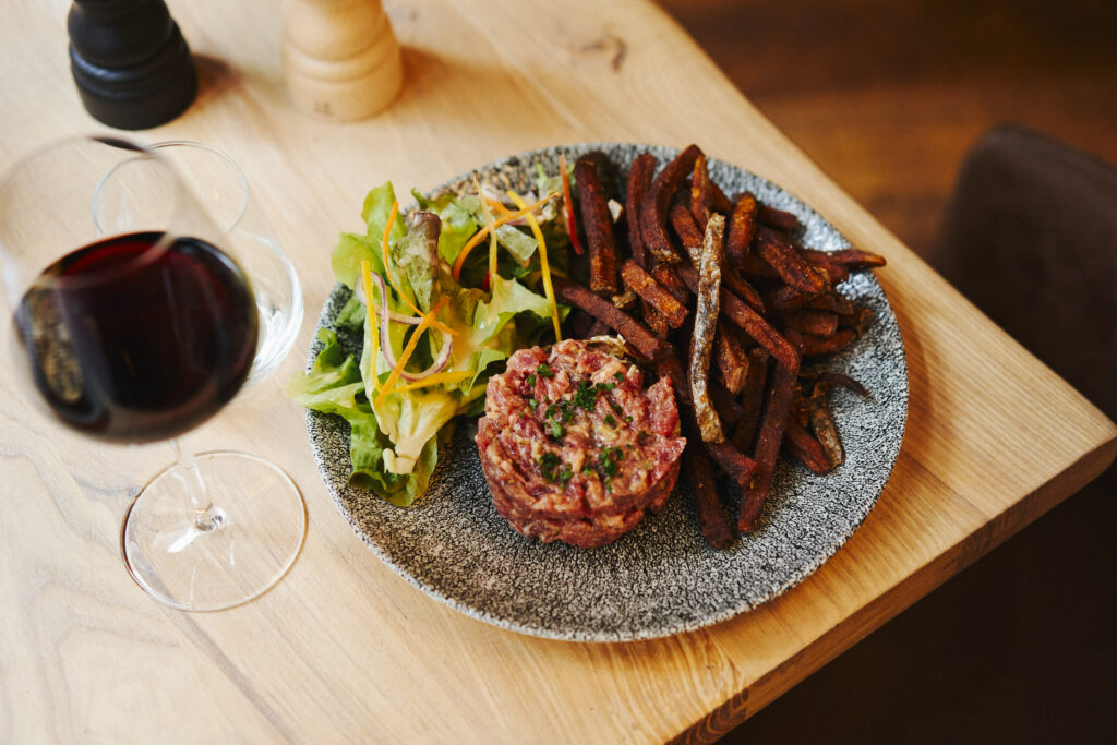 Tartare de bœuf au couteau, frites maison et salade